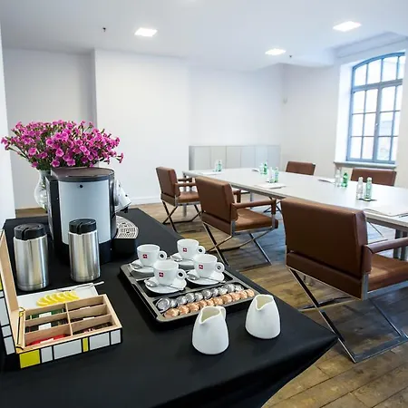 Blow Up Hall 5050 5*