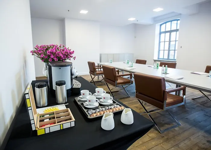 Blow Up Hall 5050 5*