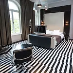 Hotel Blow Up Hall 5050