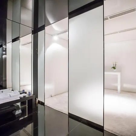 Hotel Blow Up Hall 5050