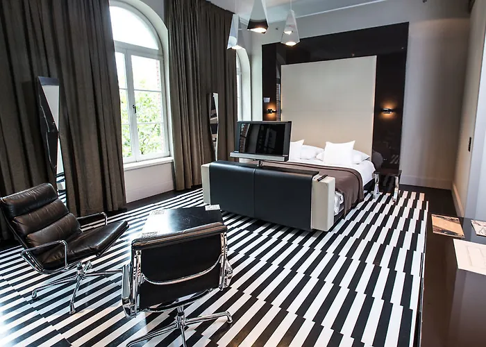 Отель Blow Up Hall 5050