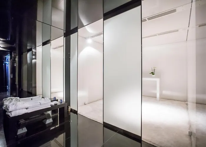 Hotel Blow Up Hall 5050