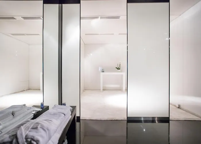 Blow Up Hall 5050 5*