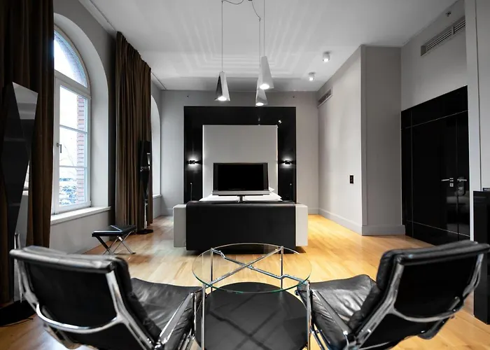 Blow Up Hall 5050 5*